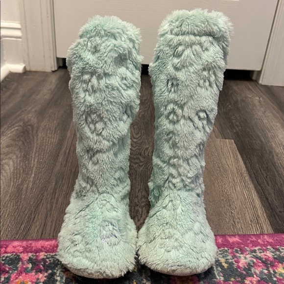 Justice Fur Boots 2/3 - Picture 1 of 4